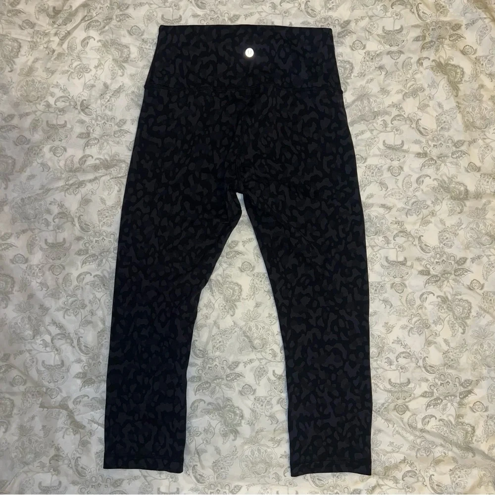 Lululemon Formation Camo HR 21” Crops Sz 8 - Picture 4 of 6
